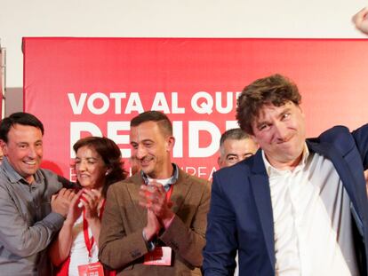 Eneko Andueza, secretario general del PSE-EE y candidato a lehendakari, celebra los resultados este domingo en Bilbao.
