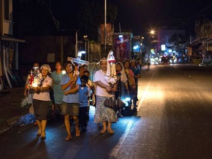 Filipinos católicos en Tacloban, Filipinas, en 2014.