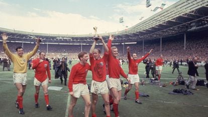 Bobby Charlton, con el trofeo de campeón del mundo tras ganar a Alemania en 1966.