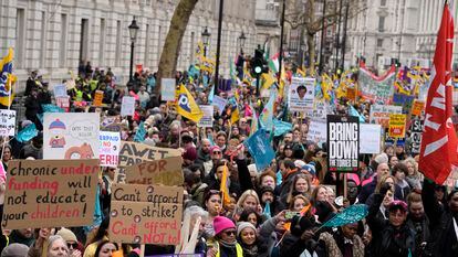 Miles de profesores se han manifestado este miércoles ante la residencia del primer ministro, Rishi Sunak, en Downing Street, Londres.