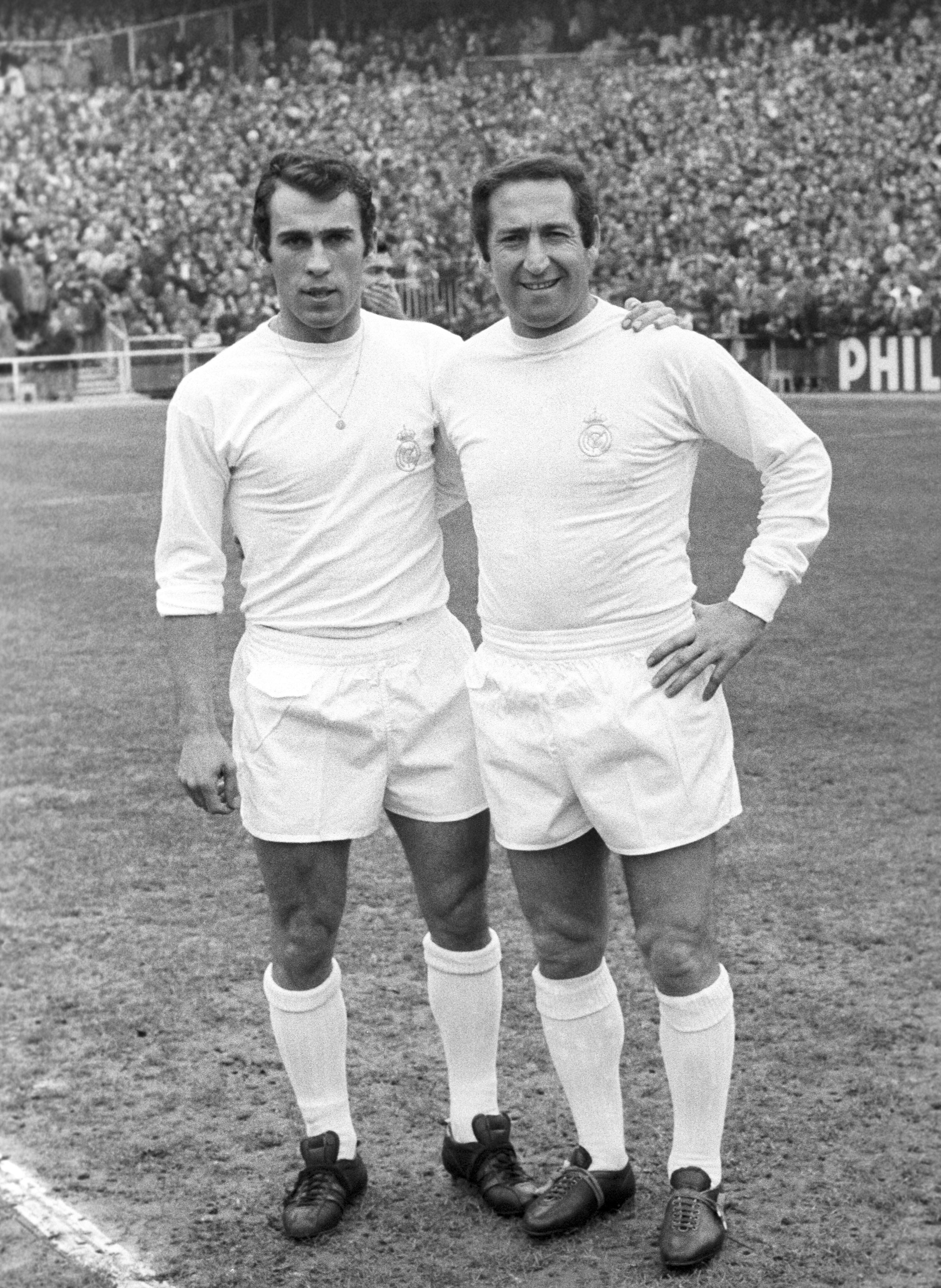 Los jugadores del Real Madrid Amancio Amaro (a la izquierda) y Paco Gento posan antes del comienzo de un partido celebrado en el estadio Santiago Bernabeu, en 1969.