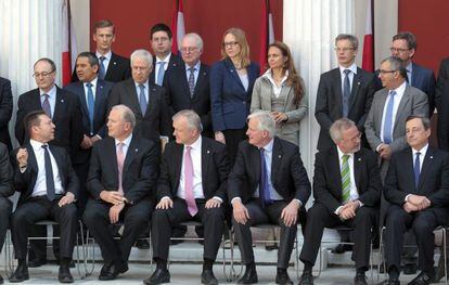 Foto de familia de los responsables de los principales bancos centrales europeos junto a algunos de los comisarios europeos.