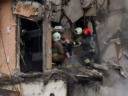 Rescate este domingo de una mujer herida de entre los escombros del edificio bombardeado en Dnipró el día anterior.