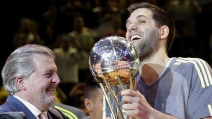 Felipe Reyes con el trofeo de la Copa del Rey de baloncesto.