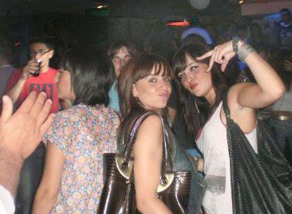 Varios jóvenes en una discoteca de San Sebastián.