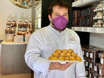 Ricardo Vélez con sus buñuelos. J.C. CAPEL