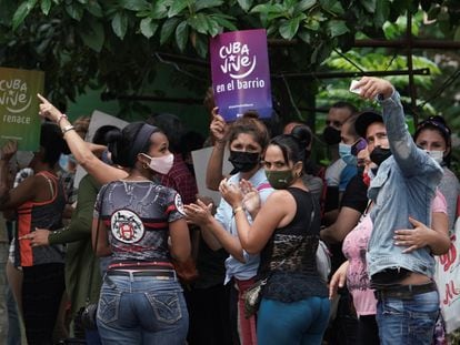 Manifestantes a favor del Gobierno se concentran en las puertas de la casa del disidente Yunior García en La Habana (Cuba), este sábado.