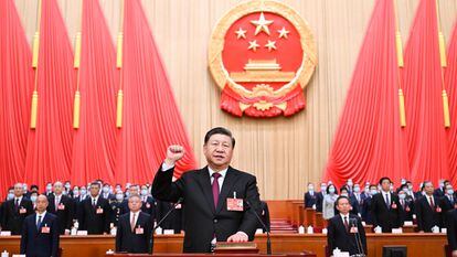 Xi Jinping, recientemente reelegido como presidente de China, juramenta en el Gran Salón del Pueblo en Beijing