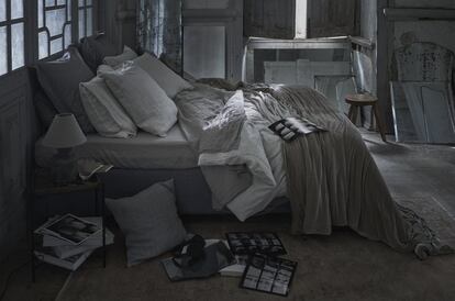 Zara Home se adentra en lo surrealista con una campaña altamente cinematográfica con la icónica actriz y cantautora, Charlotte Gainsbourg. Exposure, un cortometraje escrito y dirigido por Fabien Baron, es el corazón de la campaña y el punto clave para la narración de esta temporada.
La película acompaña a una fotógrafa, interpretada por Gainsbourg, que documenta su día en una búsqueda casi obsesiva de si misma, cámara en mano desde que se despierta, momento en el que aprovecha para realizar un autorretrato, pasea entre el viento en la playa mientras las olas rompen en la arena. Un lugar que se ve obligada a volver a fotografiar una y otra vez. 
Los interiores eclécticos pero acogedores, diseñados por Zara Home, y los impresionantes paisajes naturales de Praia da Adraga, en Portugal, se mostrarán en Zarahome.com.