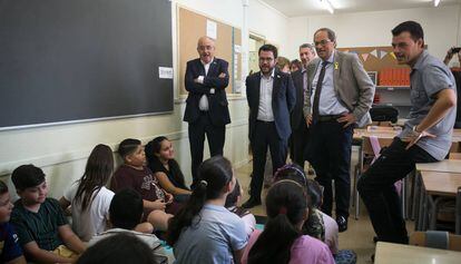El consejero Bargalló con el vicepresidente Aragonés y el president Torra, en una escuela