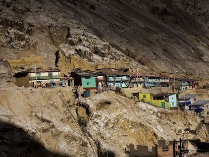 Vista de las casas de la ladera de la montaña en La Oroya, Perú.