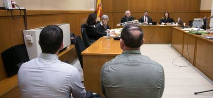 Los dos mossos imputados, en el banquillo de los acusados.
