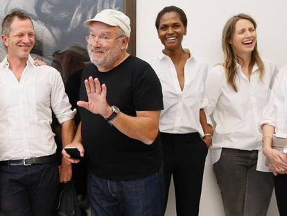 El fotógrafo Peter Lindbergh con las modelos Lara Stone, Karen Alexander, Cecilia Chancellor y Nadja Auermann en Rotterdam.