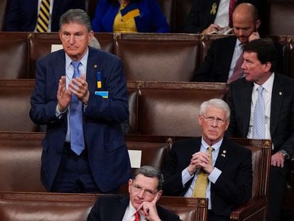 El senador demócrata Joe Manchin junto a legisladores republicanos durante el primer discurso sobre el Estado de la Unión de Joe Biden ante una sesión conjunta del Congreso en el Capitolio, Washington.