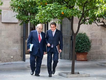 Andreu Mas-Colell y Artur Mas salen de una reunión del Govern, en 2013.
