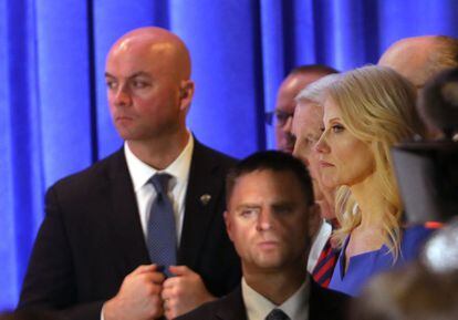 Kellyanne Conway, directora de campaña y futura consejera de Donald Trump, escucha el discurso del presidente electo. 