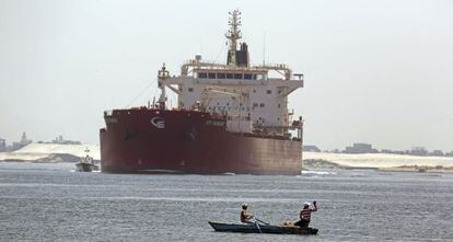 Foto de archivo en la que se ve a unos pescadores cerca del canal de Suez. 