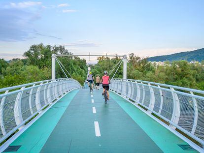 Ciclistas en el puente de acero de 525 metros de longitud llamado Freedom Cycling Bridge entre Austria y Eslovaquia.