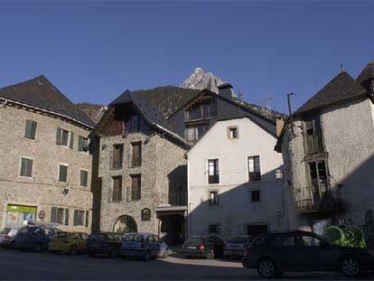 Fachada del hotel Valle de Izas, en el oscense valle de Tena.