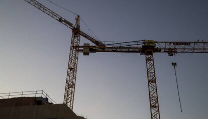 Dues grues en una obres al centre de Barcelona, dimecres.