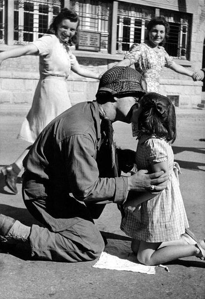 Foto de un soldado abrazando a una niña francesa mientras otras jóvenes están bailando al fondo, es una de las imágenes más conocidas de Tony Vaccaro.