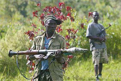Un miliciano lendu con un lanzador de granadas anticarro hace guardia en las afueras de Bunia.
