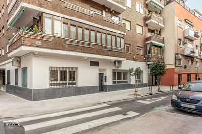 Ejemplo de una antigua sucursal bancaria de Santander transformada en vivienda en Madrid.