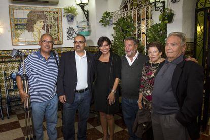 Anne Hidalgo, con sus padres (derecha), su primo Manuel (con bigote) y unos amigos en San Fernando en 2012. 