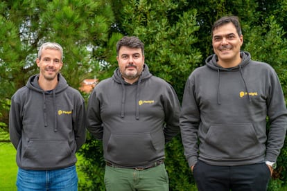 Los tres fundadores de Plexigrid, desde la izquierda, Rubén Medina, Pablo Arboleya y Alberto Méndez.