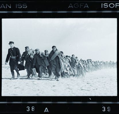 Exiliados republicanos forzados a caminar en la playa rumbo a un campo de internamiento en Le Barcarès (Francia). Marzo de 1939.