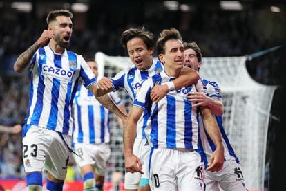 Los jugadores de la Real Sociedad celebran el gol de Oyarzabal ante el Athletic este sábado.