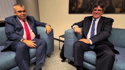 Santos Cerdán y Carles Puigdemont en su reunión en las oficinas de Junts en el Paramento Europeo en Bruselas a finales de octubre pasado.
