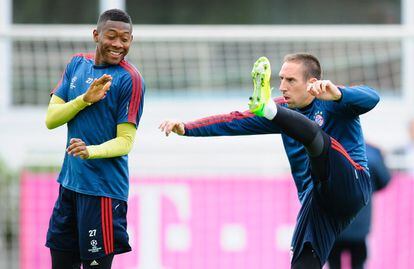David Alaba y Franck Ribery durante el entrenamiento. 