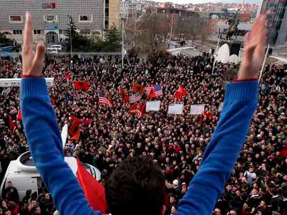 Miles de albaneses se concentraron ayer en Pristina para demandar la independencia de Kosovo.