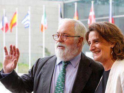 El comisario del Clima, Miuel Arias Cañete, con la ministra de Transición Ecológica, teresa Ribera, en Luixemburgo.