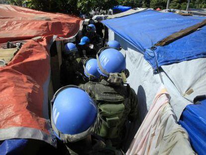 Un grupo de cascos azules de la ONU patrullan un campo de desplazados del terremoto en Hait&iacute;, en 2010.