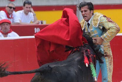 David Mora recibe un puntazo del último toro de la tarde, al que cortó una oreja.