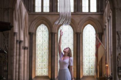 La joven Lottie Pedder, trabajadora de la catedral de Salisbury, posando para el artista Galia Amsel en Salisbury, Reino Unido.