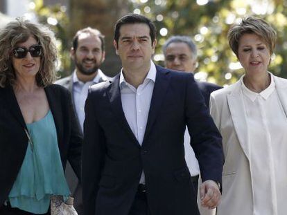 Tsipras amb dues de les seves noves ministres.