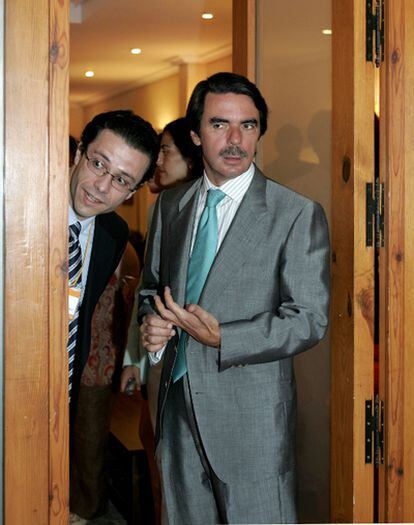 Javier Fernández-Lasquetty, junto a José María Aznar durante la inauguración de un campus de la fundación FAES en 2004.