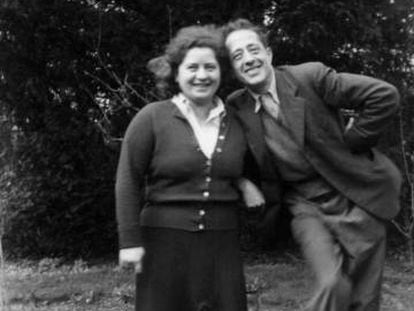 El escritor y ensayista Arturo Barea posa con su esposa, Ilsa, en una foto familiar sin fecha ni autor. 