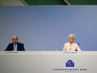 La presidenta del BCE, Christine Lagarde (C), junto al vicepresidente,Luis de Guindos, y el portavoz del BCE, Michael Steen