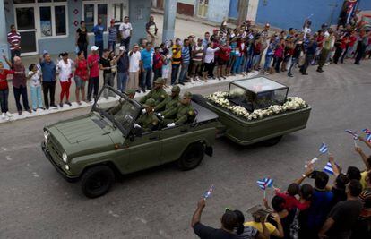 Las cenizas de Fidel Castro transportadas en un 'jeep' militar.