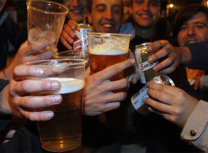 Un grupo de jóvenes hacen <i>botellón</i> la pasada madrugada en la Ciudad Universitaria.