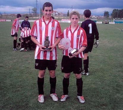 Iñigo Eguaras e Iker Muniain durante un torneo con las categorías inferiores del Athletic en la temporada 2004-05.