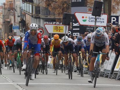 El ciclista italiano Sonny Colbrelli, derecha, llega en segundo lugar en la primera etapa de la Volta a Catalunya con final en Sant Feliu de Guíxols.