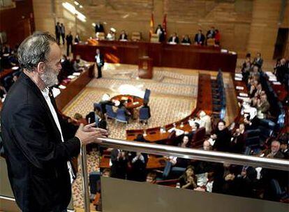 El doctor Luis Montes, en la tribuna de invitados de la Asamblea de Madrid.