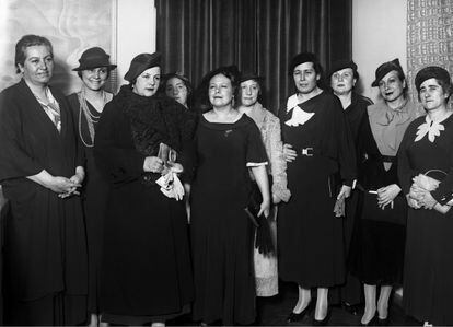 Conferencia en el Lyceum Club Femenino de Madrid en 1935. Acudieron la política y abogada Victoria Kent (cuarta, a la derecha), la actriz Margarita Xirgu (segunda, a la derecha), la pedagoga María de Maeztu (quinta, a la derecha), y la también política y abogada Clara Campoamor (primera a la derecha).