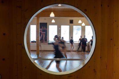 Varias alumnas de danza en la Escuela Superior de Artes Escénicas de Málaga (ESAEM).