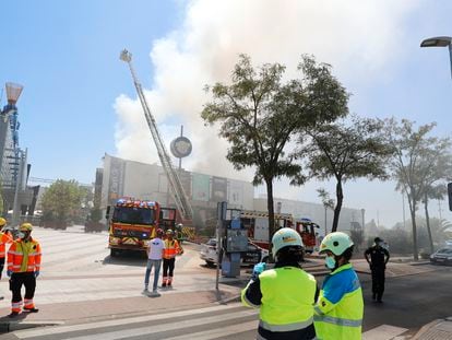 Los bomberos trabajan este martes en la extinción del incendio en el centro comercial Heron City de la localidad madrileña de Las Rozas.